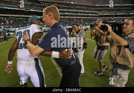 20 septembre 2015 - Philadelphie, PA, États-Unis - Philadelphia Eagles Running back DeMarco Murray (29) embrasse son ancien entraîneur-chef Jason Garrett alors que les Cowboys de Dallas battaient les Eagles 20-10 dimanche 20 septembre 2015, au Lincoln Financial Field à Philadelphie. (Crédit image : © Paul Moseley/TNS via ZUMA Wire) Banque D'Images