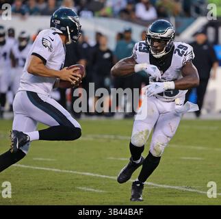 20 septembre 2015 - Philadelphie, PA, États-Unis - Sam Bradford (7 ans), quarterback des Eagles de Philadelphie et DeMarco Murray (29 ans) simulent un transfert au quatrième trimestre le dimanche 20 septembre 2015 au Lincoln Financial Field à Philadelphie. (Crédit image : © Paul Moseley/TNS via ZUMA Wire) Banque D'Images