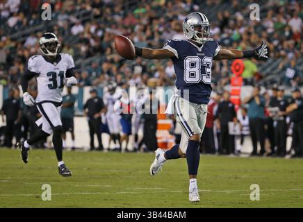 20 septembre 2015 - Philadelphie, PA, USA - Terrance Williams (83), receveur des Dallas Cowboys, célèbre son touchdown de 42 yards avant de franchir la ligne de but du quatrième quart-temps le dimanche 20 septembre 2015 au Lincoln Financial Field à Philadelphie. (Crédit image : © Paul Moseley/TNS via ZUMA Wire) Banque D'Images