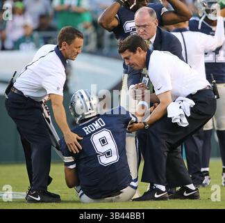 20 septembre 2015 - Philadelphie, PA, USA - le personnel des Dallas Cowboys Lift quarterback blessé Tony Romo (9 ans) au troisième trimestre le dimanche 20 septembre 2015, au Lincoln Financial Field à Philadelphie. (Crédit image : © Paul Moseley/TNS via ZUMA Wire) Banque D'Images