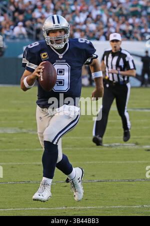 20 septembre 2015 - Philadelphie, PA, États-Unis - Tony Romo (9), quarterback des Dallas Cowboys, se bouscule sur la ligne de touche en lançant la balle le dimanche 20 septembre 2015, au Lincoln Financial Field à Philadelphie. (Crédit image : © Paul Moseley/TNS via ZUMA Wire) Banque D'Images