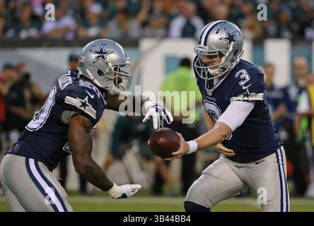 20 septembre 2015 - Philadelphie, PA, USA - Dallas Cowboys Running Back Darren McFadden (20 ans) obtient un quatrième quart-temps du quarterback Brandon Weeden (3 ans) le dimanche 20 septembre 2015, au Lincoln Financial Field à Philadelphie. (Crédit image : © Paul Moseley/TNS via ZUMA Wire) Banque D'Images