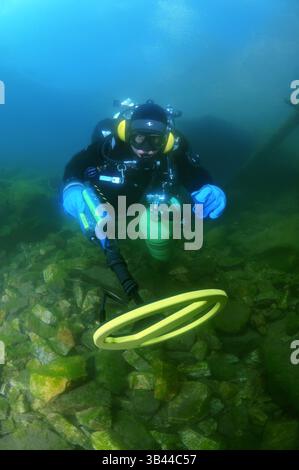 Octobre 15, 2014 - Sibérie, Russie - plongeur avec le détecteur de métaux à la recherche de trésor sous-marin, lac Baïkal, Sibérie, Russie, Eurasie. (Crédit image : © Andrey Nekrasov/ZUMA Wire/ZUMAPRESS.com) Banque D'Images