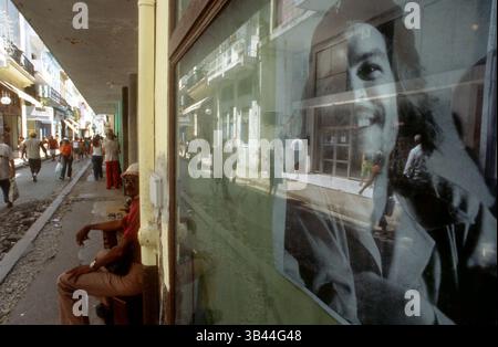 16 mai 2015 - Cuba - Portrait d'Ernesto Che Guevara dans la rue Obispo, vieille Havane, Cuba. Cuba vieille Havane la Habana Vieja Calle Obispo scène de rue pavée pour les gens, les Cubains. (Crédit image : © Sergi Reboredo/ZUMA Wire/ZUMAPRESS.com) Banque D'Images