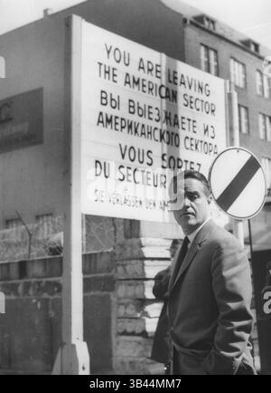 18 janvier 1968 - Paris, France - ROBERT SARGENT SHRIVER, Jr. (9 novembre 1915 C 18 janvier 1968) était un politicien et activiste américain. Connu sous le nom de R. Sargent Shriver ou Sarge, il est surtout connu en tant que membre de la famille Kennedy, comme la force motrice derrière la création du Peace corps, et comme candidat du Parti démocrate à la vice-présidence des États-Unis - après avoir remplacé Thomas Eagleton, qui a démissionné du ticket lors de l'élection présidentielle américaine de 1972. Shriver meurt à l'âge de 95 ans le 18 janvier 1968. PHOTO : le 26 avril 1964 à Berlin en tant que conseil à JFK..(image de crédit : © KEYSTONE pic Banque D'Images