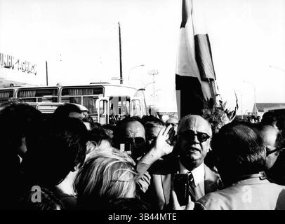 Dec. 16, 1968 - Athènes - ancien ministre grec du Cabinet et dirigeant éminent en exil, John Zighdis rentrant chez lui. OPS : John Zigdis arrivant à l'aéroport d'Athènes. (Crédit image : © Keystone Pictures USA/ZUMAPRESS.com) Banque D'Images