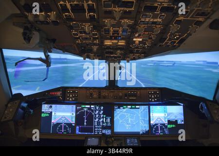 19 août 2015 - Hampton, Virginie, États-Unis - en 1939, le président Franklin D. Roosevelt a désigné le 19 août comme Journée nationale de l'aviation en l'honneur de l'anniversaire d'Orville Wright, invitant les citoyens à célébrer la journée avec des activités qui encouragent l'intérêt et l'appréciation pour l'aviation. Avec un héritage dans la recherche aéronautique remontant à plus de 100 ans, la NASA a aidé les voyages aériens à devenir un moyen de transport sûr et fiable. Dans cette photo de 2011, les ingénieurs du Centre de recherche Langley de la NASA à Hampton, utilisent le simulateur de vol Research Flight Deck pour continuer à développer de nouvelles technologies de cockpit, pour faire un Banque D'Images