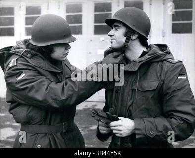 09 janv. 1972 - rejoindre le militaire Ã¢â‚¬â€œ Allemand de médaille d'or Erhard Keller, 29 ans, qui a remporté la course olympique de patinage à grande vitesse sur 500 mètres de distance, est sur le point de rejoindre les forces militaires. L'ancien athlète qui a entre-temps terminé ses études après avoir reçu le diplôme de médecin dentaire doit maintenant faire son service militaire régulier. Il sera stationné à l'académie de l'armée de l'air à Munich. Dans un rang de captainÃ¢â‚¬â„¢, il accomplira son devoir de médecin dentaire. OPS : M. Erhard Keller (à droite) reçoit un coup de main de l'un de ses collègues ajustant le harnais de St Banque D'Images