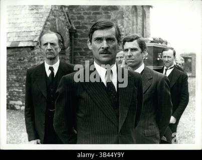10 janvier 1968 - REBECCA. PARTIE 4 (premier plan de gauche à droite) ROBERT FLEMYING dans le rôle du Colonel Julyan, JEREMY BRETT dans le rôle de Maxim de Winter et TERRENCE HARDIMAN dans le rôle de Frank Crawley dans une scène du quatrième et dernier épisode de REBECCA de Daphne de Maurier, dramatisée par Hugh Whitemore. Transmission : mercredi 7 février (répété vendredi 9 février) (image crédit : © Keystone Pictures USA/ZUMAPRESS.com) Banque D'Images
