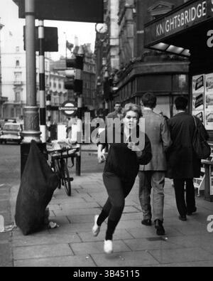 Dec. 21, 2011 - Going places - rapide : garder la forme et rester au sommet - ainsi dit la blonde et attrayante June Ritchie, la jeune actrice à tirer à la gloire du jour au lendemain pour sa performance dans le terre-à-terre 'une sorte d'amour'. Et pour le prouver, n'importe quel soir, n'importe quel jour, Miss. Ritchie peut être vu dans aller chercher un survêtement et des chaussures de course battant les trottoirs du pont Knights à un trot vif et sain..... Rester en forme pour le dur labeur de son nouveau film, "Live Now, Pay Later" (crédit image : © Keystone Pictures USA/ZUMAPRESS.com) Banque D'Images