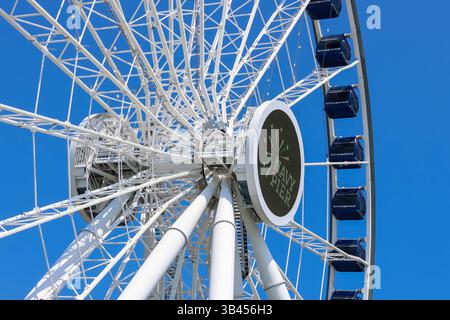 Chicago, Illinois, États-Unis ,19 juin 2023 : énorme grande roue à Navy Pier sur les rives du lac Michigan dans le centre-ville de Chicago Banque D'Images