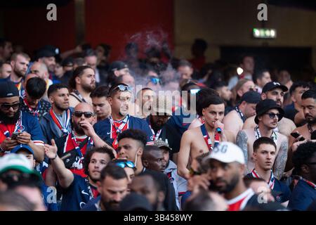 Londres, Royaume-Uni. 29 avril 2025. LONDRES, ANGLETERRE - AVRIL 29 : les supporters du PSG lors de la demi-finale de première manche de l'UEFA Champions League 2024/25 entre Arsenal et le Paris Saint-Germain au stade Arsenal Emirate le 29 avril 2025 à Londres, Angleterre. Photo de Lounis Tiar/ABACAPRESS.COM crédit : Abaca Press/Alamy Live News Banque D'Images