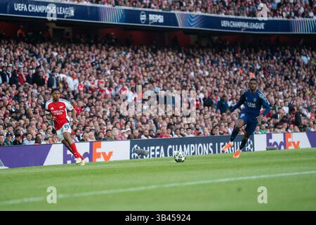 Londres, Royaume-Uni. 29 avril 2025. LONDRES, ANGLETERRE - AVRIL 29 :Myles Lewis-Skelly et Ousmane Dembele lors du match de demi-finale de première manche de l'UEFA Champions League 2024/25 entre Arsenal et le Paris Saint-Germain à l'Arsenal Emirate Stadium le 29 avril 2025 à Londres, Royaume-Uni. Photo de Lounis Tiar/ABACAPRESS.COM crédit : Abaca Press/Alamy Live News Banque D'Images