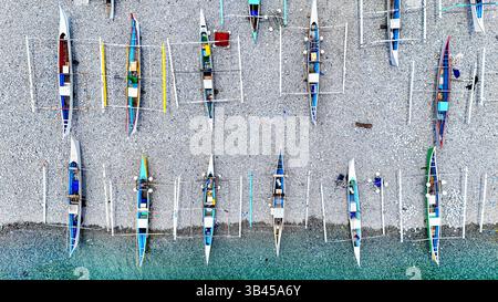 Bateaux de pêche de Mabua, bancas traditionnels en bois, vue aérienne panoramique sur les canoës à stabilisateurs colorés. Banque D'Images