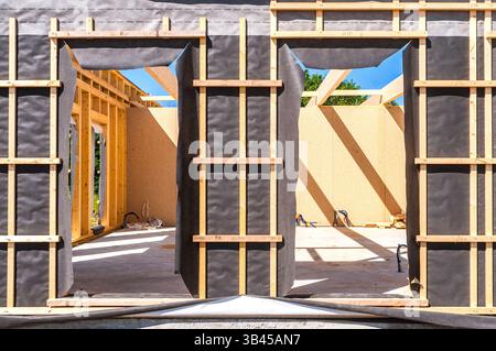 Bâtiment à ossature de bois d'un étage montrant des matériaux isolants avant l'ajout d'un revêtement extérieur - Preuilly-sur-Claise, Indre-et-Loire (37), France. Banque D'Images