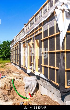 Bâtiment à ossature de bois d'un étage montrant des matériaux isolants avant l'ajout d'un revêtement extérieur - Preuilly-sur-Claise, Indre-et-Loire (37), France. Banque D'Images