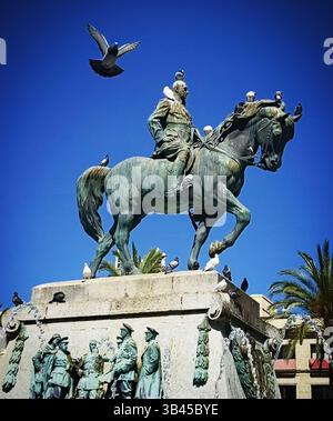 Un pigeon vole près du monument de Miguel Primo de Rivera sur la Plaza del Arenal à Jerez de la Frontera, Cadix, Andalousie, Espagne Banque D'Images