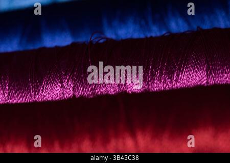 Fond de papier peint composé de trois fils de couleur de bobines métalliques. Macrophotographie montrant les détails en gros plan. Banque D'Images