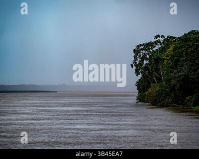 Paysage du fleuve Amazone, pris un jour de pluie. La photo a été prise près de Tefé. Banque D'Images