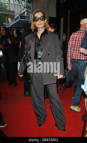 Londres, Royaume-Uni. 29 avril 2025. Rosamund Pike à la soirée presse de la pièce de théâtre « My Master Builder », Wyndham's Theatre, Charing Cross Road, le mardi 29 avril 2025 à Londres, Angleterre, Royaume-Uni. CAP/CAN © CAN/Capital Pictures crédit : Capital Pictures/Alamy Live News Banque D'Images