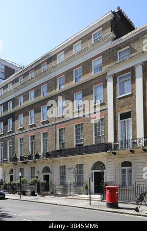 Maisons mitoyennes géorgiennes sur le côté ouest de Great Cumberland place dans le quartier prospère de Marylebone à Londres. Banque D'Images