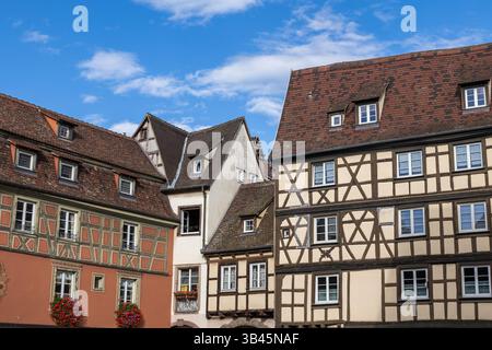 Bâtiments traditionnels alsaciens à colombages dans la vieille ville de Colmar en Alsace, France. Banque D'Images