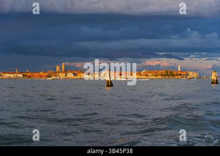 Horizon de l'île de Murano depuis la lagune vénitienne au coucher du soleil, Province de Venise, nord-est de l'Italie. Banque D'Images