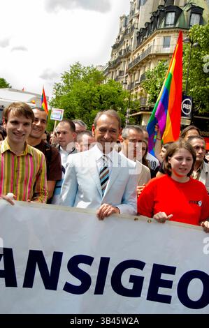 Paris, France, foule, défilant en marche LGBTQI+ Gay Pride March, maire de Paris, Bertrand Delanoe, Front, tenant une bannière de protestation Banque D'Images