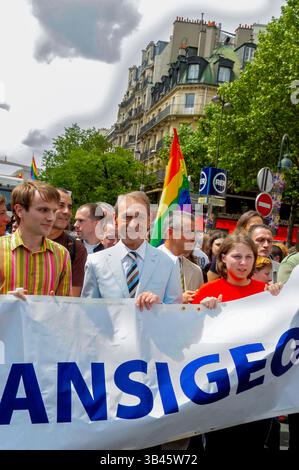 Paris, France, foule, défilant en marche LGBTQI+ Gay Pride March, maire de Paris, Bertrand Delanoe, Front, tenant une bannière de protestation Banque D'Images