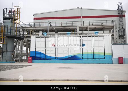 Le 21 avril, le système de production d'hydrogène par électrolyse de l'eau PEM fonctionnait à la base d'essai d'hydrogène vert du Groupe Lanshi à Lanzhou, province du Gansu. Lanzhou, China.28th avril 2025. L'Administration nationale chinoise de l'énergie a tenu une conférence de presse le 28 avril pour présenter le rapport sur le développement de l'hydrogène en Chine (2025). Le rapport montre qu'en 2024, la production et la consommation annuelles d'hydrogène de la Chine ont dépassé 36,5 millions de tonnes, se classant au premier rang mondial. Crédit : Li Yalong/China News Service/Alamy Live News Banque D'Images