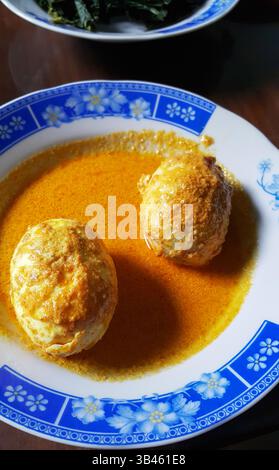 Gulai Telur ou œufs durs en sauce curry douce, nourriture indonésienne Minangkabau Padang de l'ouest de Sumatra Banque D'Images