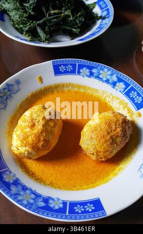 Gulai Telur ou œufs durs en sauce curry douce, nourriture indonésienne Minangkabau Padang de l'ouest de Sumatra. Banque D'Images