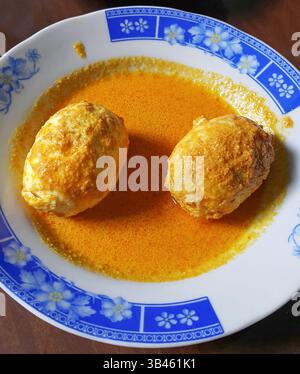 Gulai Telur ou œufs durs en sauce curry douce, nourriture indonésienne Minangkabau Padang de l'ouest de Sumatra. Banque D'Images