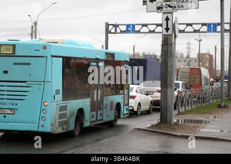 Saint-Pétersbourg, Russie. 29 avril 2025. Un bus de passagers voyage le long de la route et livre des passagers à Pétersbourg, Russie. Crédit : SOPA images Limited/Alamy Live News Banque D'Images