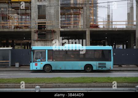 Saint-Pétersbourg, Russie. 29 avril 2025. Un bus de passagers voyage le long de la route et livre des passagers à Pétersbourg, Russie. Crédit : SOPA images Limited/Alamy Live News Banque D'Images