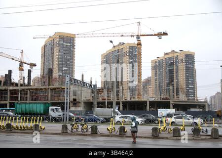 Saint-Pétersbourg, Russie. 29 avril 2025. Réalisation de travaux de construction sur la construction d'un immeuble d'appartements à Pétersbourg, Russie. Crédit : SOPA images Limited/Alamy Live News Banque D'Images