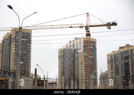 Saint-Pétersbourg, Russie. 29 avril 2025. Réalisation de travaux de construction sur la construction d'un immeuble d'appartements à Pétersbourg, Russie. Crédit : SOPA images Limited/Alamy Live News Banque D'Images