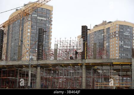 Saint-Pétersbourg, Russie. 29 avril 2025. Réalisation de travaux de construction sur la construction d'un immeuble d'appartements à Pétersbourg, Russie. Crédit : SOPA images Limited/Alamy Live News Banque D'Images