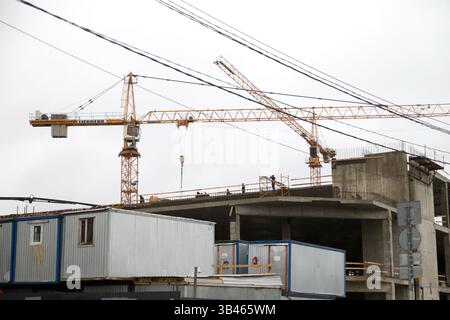 Saint-Pétersbourg, Russie. 29 avril 2025. Réalisation de travaux de construction sur la construction d'un immeuble d'appartements à Pétersbourg, Russie. (Photo de Maksim Konstantinov/SOPA images/SIPA USA) crédit : SIPA USA/Alamy Live News Banque D'Images