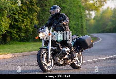 Whittlebury,Northants.,.UK - 27 avril 2025 : homme conduisant une moto BMW R1100 sur une route de campagne anglaise. Banque D'Images