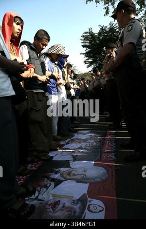 4 septembre 2015 - Jakarta, Jakarta, Indonésie - JAKARTA, INDONÉSIE - 4 SEPTEMBRE : des manifestants tiennent des pancartes à Jakarta le 4 septembre 2015 alors qu'ils organisent une manifestation contre le président égyptien Abdel Fattah al-Sissi et sa prochaine visite en Indonésie. Le président égyptien Abdel Fatah Al Sisi entame une visite officielle d’une semaine en Asie, notamment à Singapour, en Chine et en Indonésie. (Crédit image : © Donal Husni via ZUMA Wire) Banque D'Images