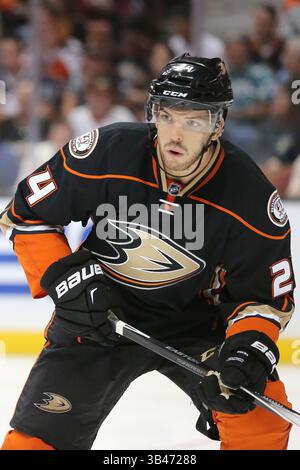 14 octobre 2015 : le défenseur des Ducks d'Anaheim Simon Despres #24 voit une rondelle entrante dans le match entre les Coyotes d'Arizona et les Ducks d'Anaheim, Honda Center à Anaheim, CA. CAL Sport Media/ Photographer : Peter Joneleit(crédit image : © Peter Joneleit/CSM via ZUMA Wire) Banque D'Images
