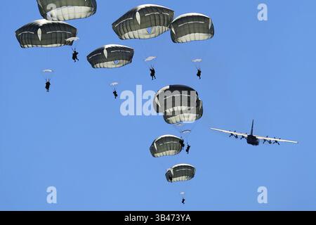 24 août 2015 - Anchorage (Alaska), États-Unis D'Amérique - Un avion C-130 Hercules de l'US Air Force largue des soldats aéroportés au-dessus de la zone de largage de Malemute pendant l'exercice Pacific Airlift Rally à la base interarmées Elmendorf-Richardson le 24 août 2015 à Anchorage, Alaska. (Crédit image : © Alejandro Pena/Planet Pix via ZUMA Wire) Banque D'Images