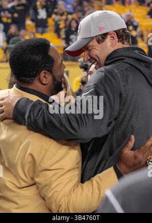 2 octobre 2015 - Pittsburgh, Pennsylvanie, États-Unis - le quarterback des Steelers de Pittsburgh Ben Roethlisberger (7 ans) salue et embrasse son ancien coéquipier, et maintenant le Hall of Fame en course à la course Jerome Bettis. À Heinz Field pendant la mi-temps, les Steelers de Pittsburgh ont honoré le Hall of Fame Running Back Jerome Bettis avec une vidéo spéciale hommage et une présentation de son anneau HOF. (Crédit image : © Brian Kunst via ZUMA Wire) Banque D'Images