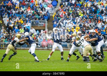 Oct. 3, 2015 - University Park, Pennsylvanie, États-Unis - le quarterback CHRISTIAN HACKENBERG (14) de Penn State Nittany Lions lance le cornerback CHRISTIAN CAMPBELL (1)le match NCAA entre les Black Knights de l'armée et les Nittany Lions de Penn State au Beaver Stadium de University Park, Pennsylvanie. Penn State a vaincu l'armée, 20-14. (Crédit image : © Vinny Carchietta via ZUMA Wire) Banque D'Images