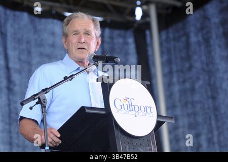 28 août 2015 - Gulfport, LOUISIANE, États-Unis d'Amérique - L'ancien président américain George W. Bush prend la parole lors de la commémoration des premiers intervenants marquant le 10e anniversaire de l'ouragan Katrina à Jones Park le 28 août 2015 à Gulfport, en Louisiane. Le président est en visite à la Nouvelle-Orléans pour marquer le dixième anniversaire de l'ouragan Katrina. (Crédit image : © Ssgt. Scott Tynes/Planet Pix via ZUMA Wire) Banque D'Images
