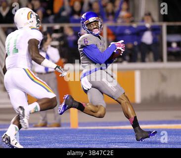3 octobre 2015 - Boise, ID, États-Unis - le receveur de Boise State Wide Chaz Anderson (6) effectue une prise de touchdown de 54 yards en première mi-temps contre l'arrière défensif hawaïen Nick Nelson (11) dans le premier quart-temps au stade Albertsons à Boise, Idaho, le samedi 3 octobre 2015. (Crédit image : © Kyle Green/TNS via ZUMA Wire) Banque D'Images
