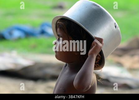 15 juillet 2015 - Allahabad, Uttar Pradesh, Inde - un enfant indien sans-abri portant du pot près de son refuge temporaire à Allahabad, en Inde, qui a une population de plus de 125 crores, a adopté le MGD des Nations Unies en 2000 dans le but de libérer des millions de personnes de l'extrême pauvreté, de la faim, de l'analphabétisme et de la mauvaise santé. Environ 30 personnes de crore vivent encore dans l'extrême pauvreté en Inde alors que le programme des objectifs du Millénaire pour le développement (MGD) arrivera à expiration en décembre, a indiqué un rapport des Nations Unies. (Crédit image : © Prabhat Kumar Verma/ZUMA Wire/ZUMAPRESS.com) Banque D'Images