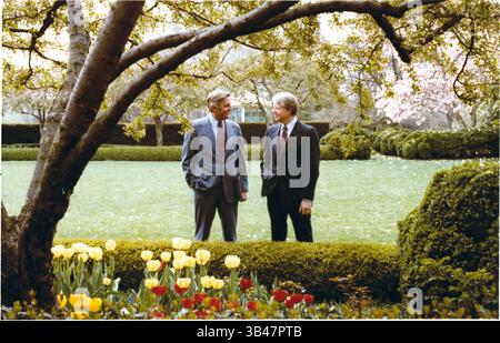 Dec. 30, 2010 - Washington, District of Columbia, États-Unis d'Amérique - le président des États-Unis Jimmy carter, à droite, et le vice-président Walter Mondale se rencontrent dans la roseraie de la Maison Blanche à Washington, DC, le jeudi 13 avril 1978..crédit obligatoire : Maison Blanche via CNP (crédit image : © Maison Blanche/CNP via ZUMA Wire) Banque D'Images