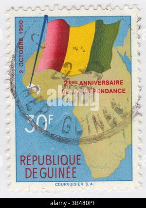 GUINÉE - 2 octobre 1960 : timbre-poste multicolore à 30 francs représentant la carte et le drapeau de la Guinée. Deuxième anniversaire de l'indépendance. République de Guinée, est un pays côtier en Afrique de l'Ouest. Elle est parfois appelée Guinée-Conakry du nom de sa capitale Conakry, pour la distinguer des autres territoires de la région éponyme comme la Guinée-Bissau et la Guinée équatoriale. Anciennement Guinée française, elle accède à l'indépendance en 1958. Il a une histoire de coups d'État militaires Banque D'Images